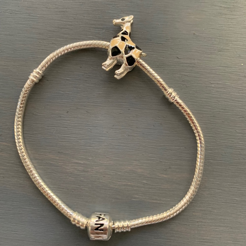 🎅🏻HOLIDAY SALE🎄Jiraffe charm